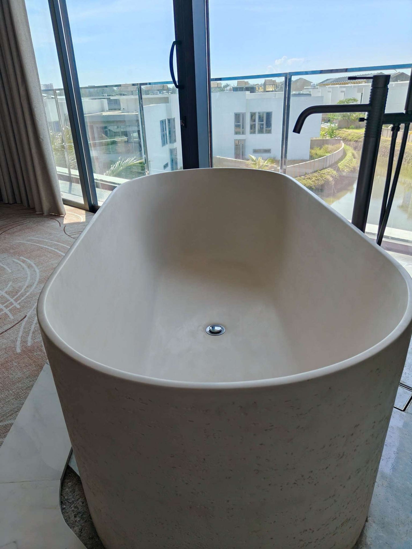 Rivius Saren – Minimalist Nordic-Style Honed Stone Bathtub