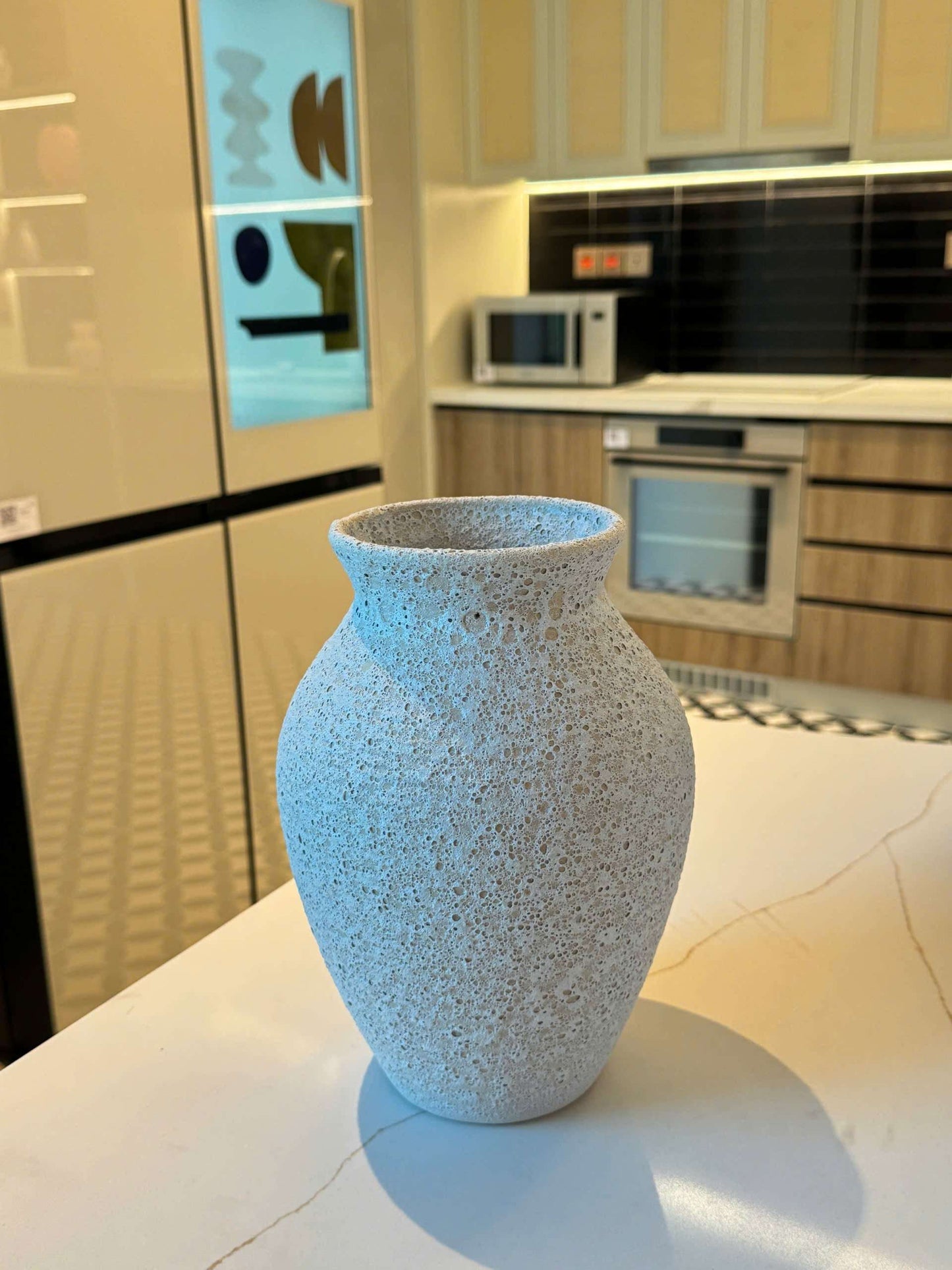 Rivius Vulkasa – Minimalist Textured Ceramic Vase With Classic Silhouette