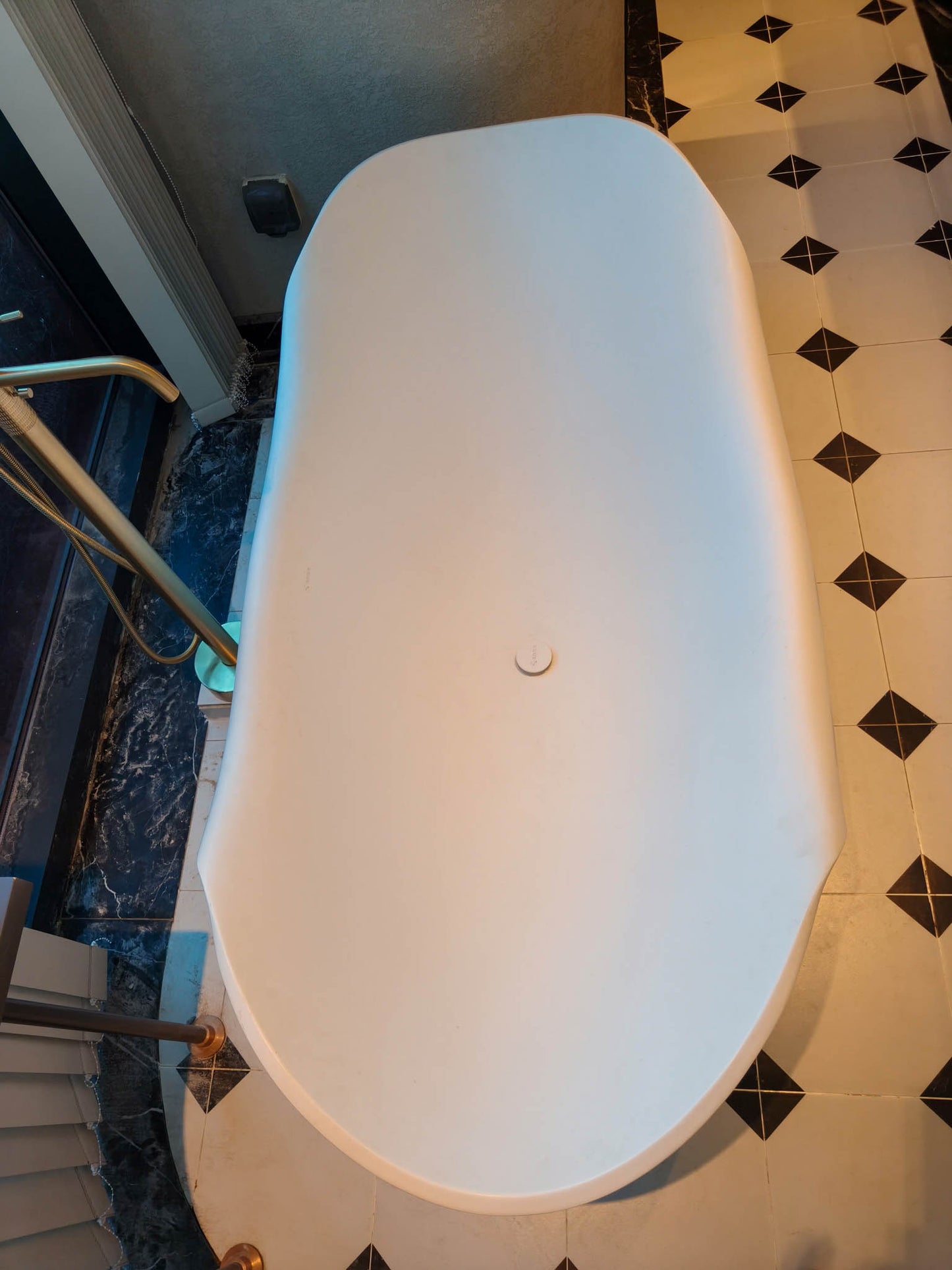 Rivius Elava – Freestanding Bathtub with Gentle Wave Silhouette