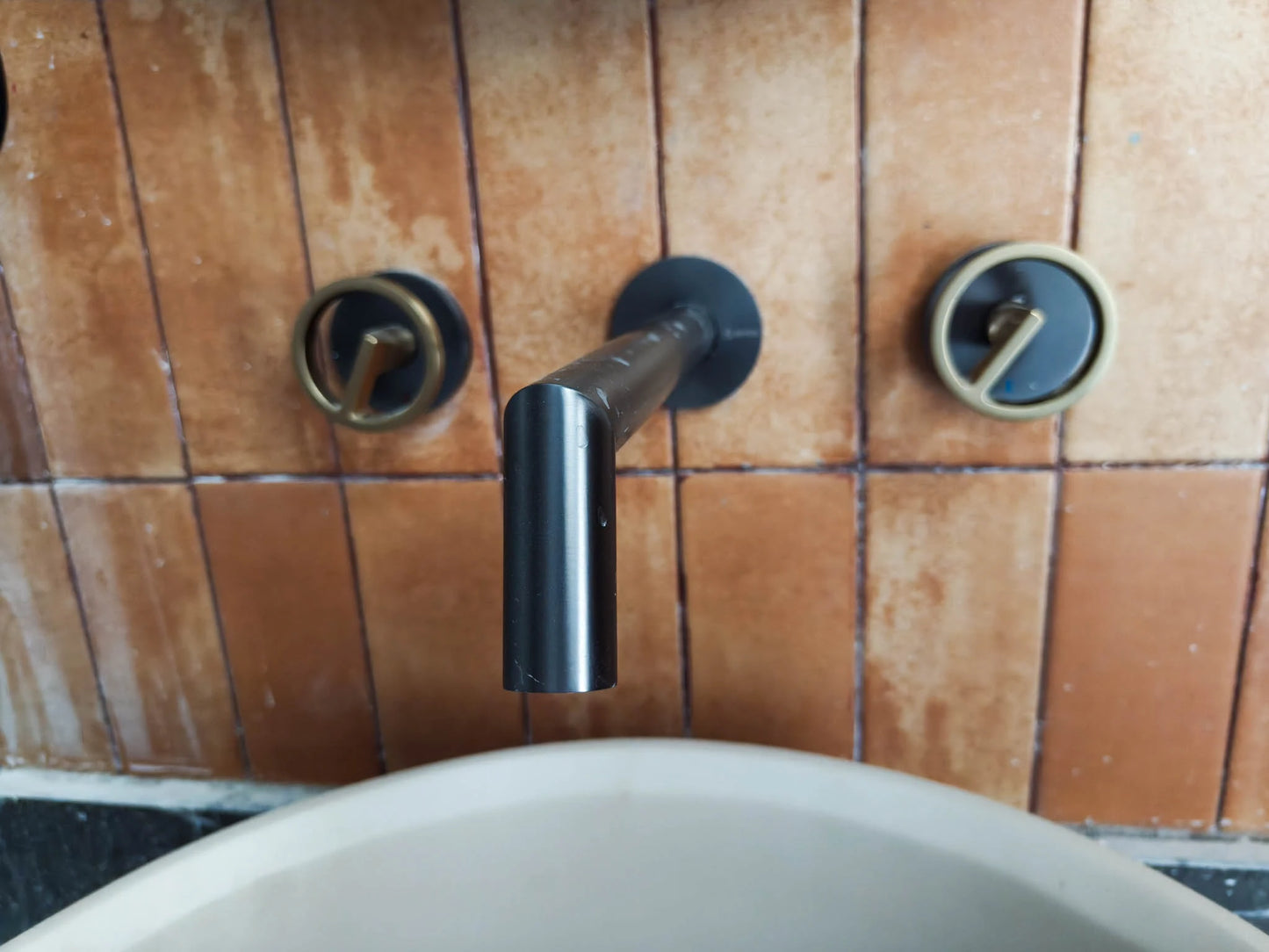 Rivius Onytwirl – Matte Black Wall-Mount Faucet With Twin Swirl Handles