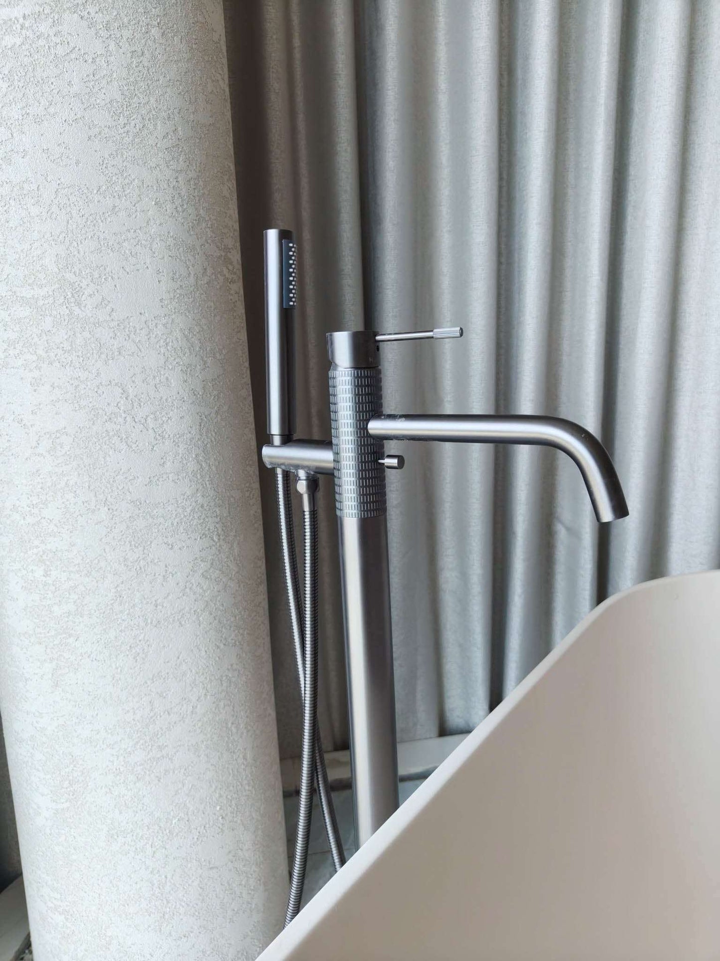 Rivius Silvia – Minimalist Freestanding Silver Bathtub Faucet
