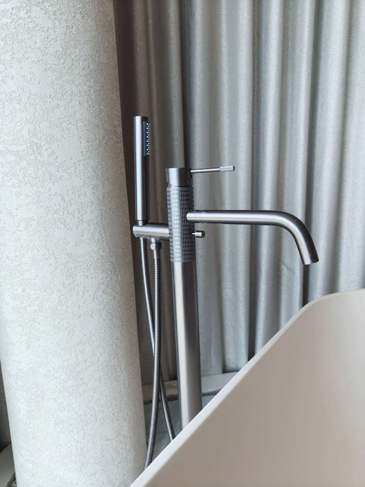 Rivius Silvia – Minimalist Freestanding Silver Bathtub Faucet