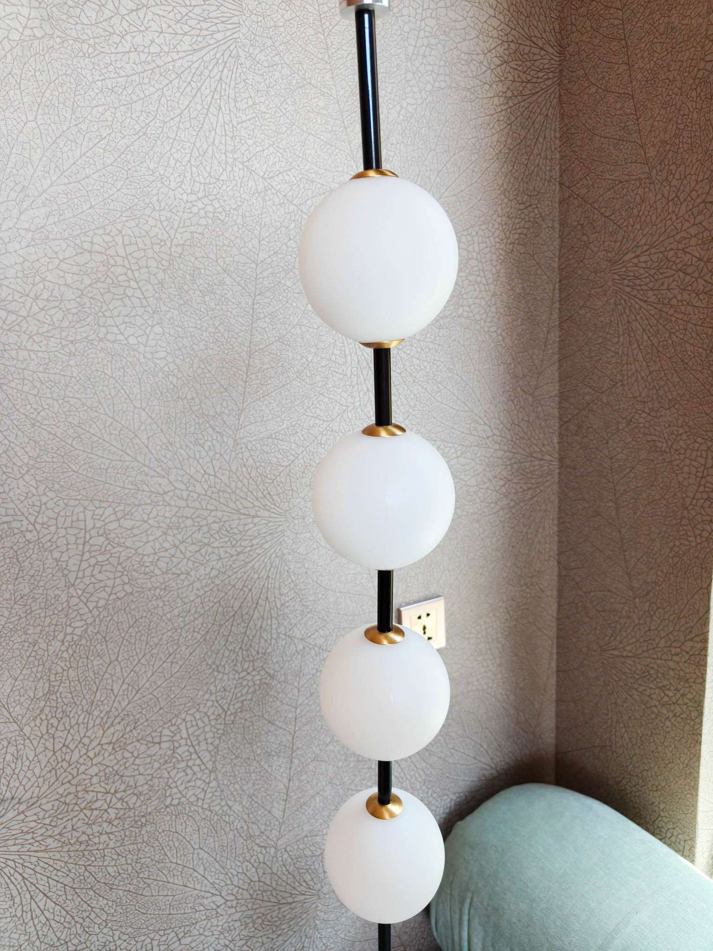 Rivius Orbelle – Nordic-Inspired Staggered Globe Wall Lamp