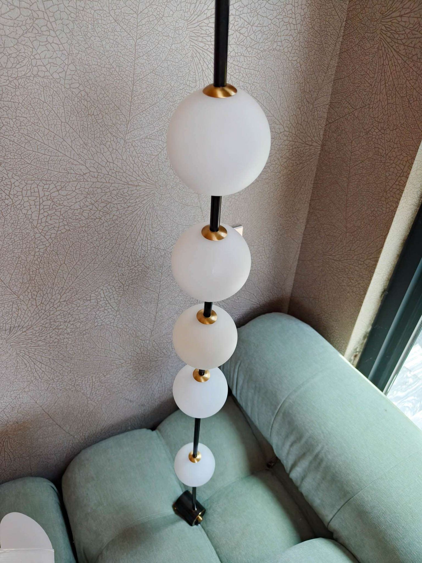 Rivius Orbelle – Nordic-Inspired Staggered Globe Wall Lamp