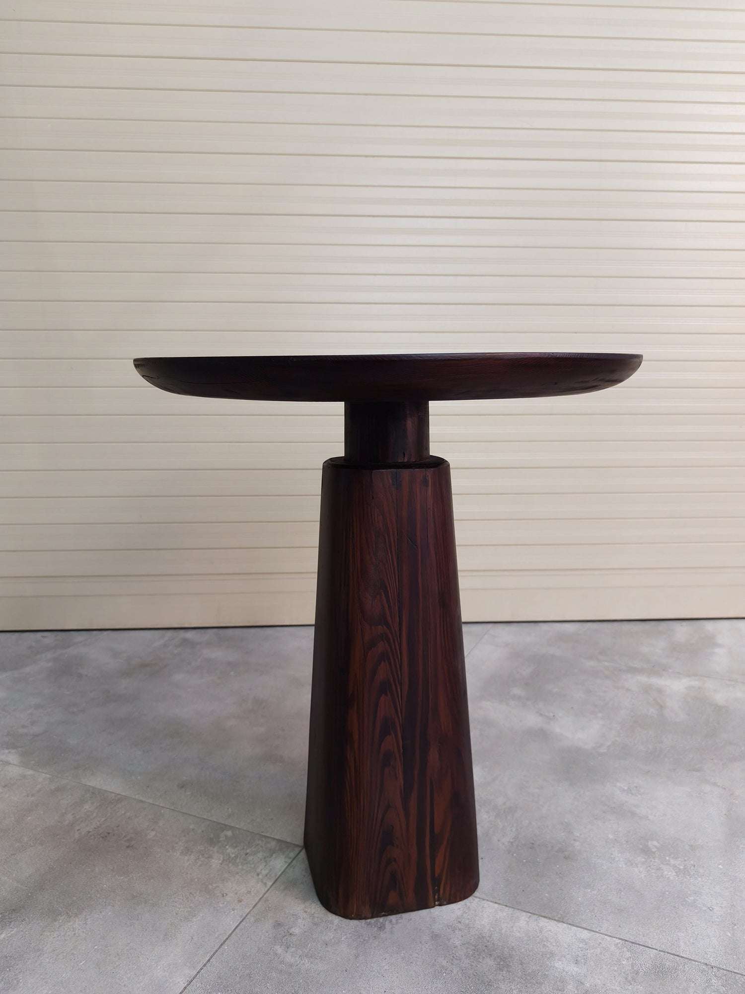 Rivius Renoir – Inverted Cone Pedestal Wood Table