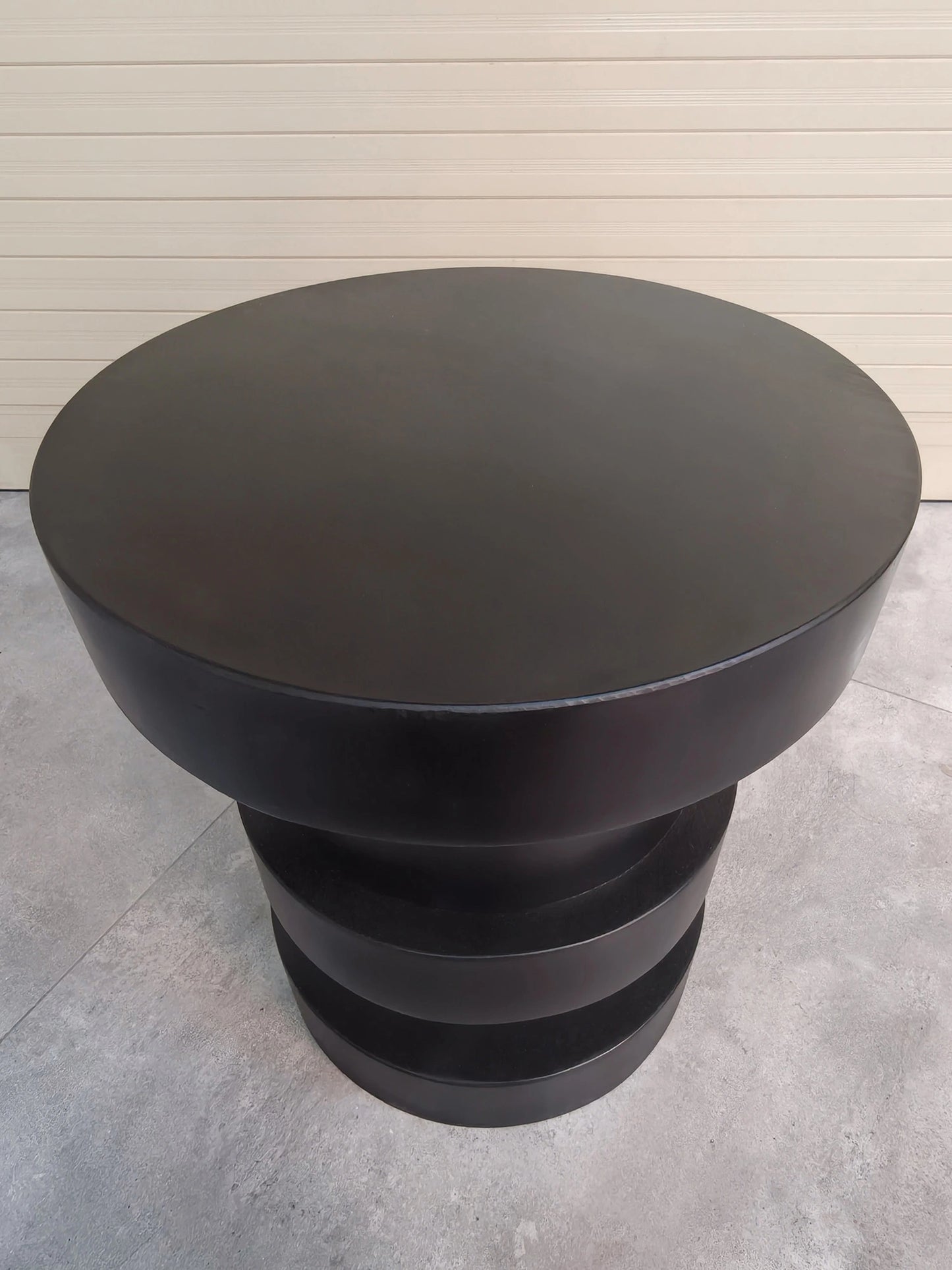 Rivius Cirnoir – Modern Tiered Black Wood Round Table