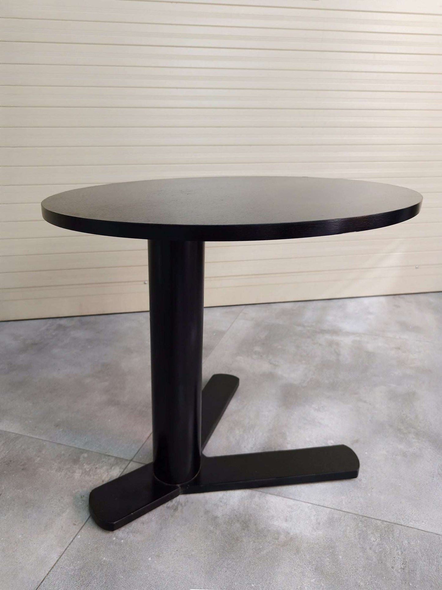 Rivius Trenoir – Black Round Wood Table with Powder-Coated Steel Legs