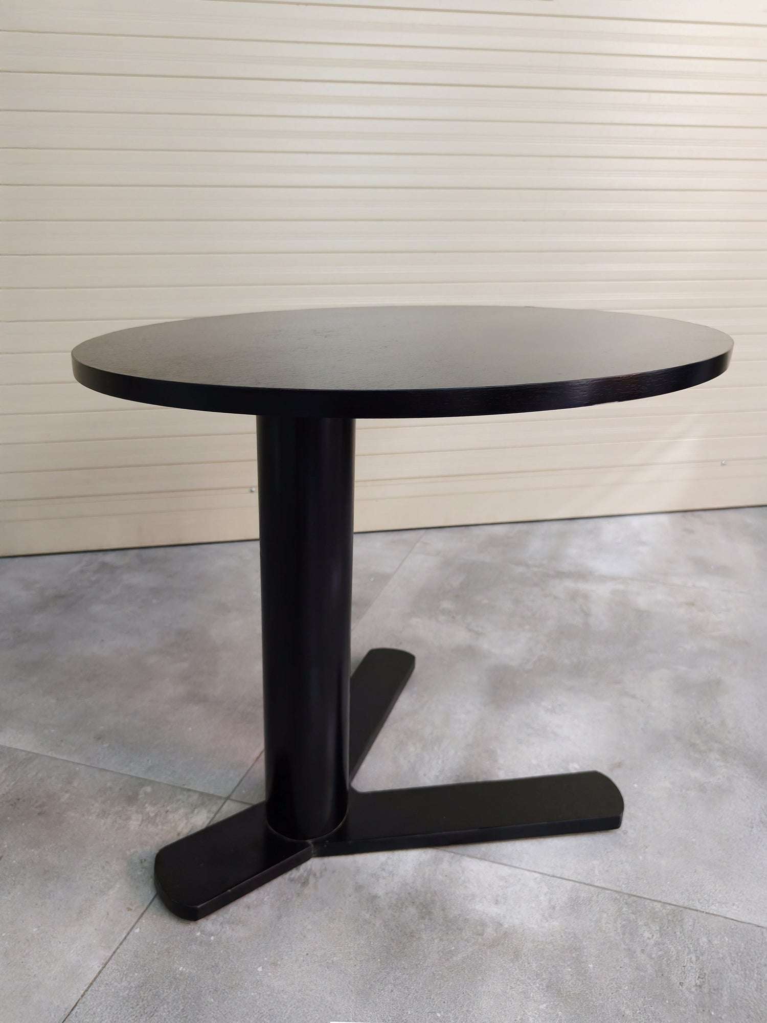 Rivius Trenoir – Black Round Wood Table with Powder-Coated Steel Legs