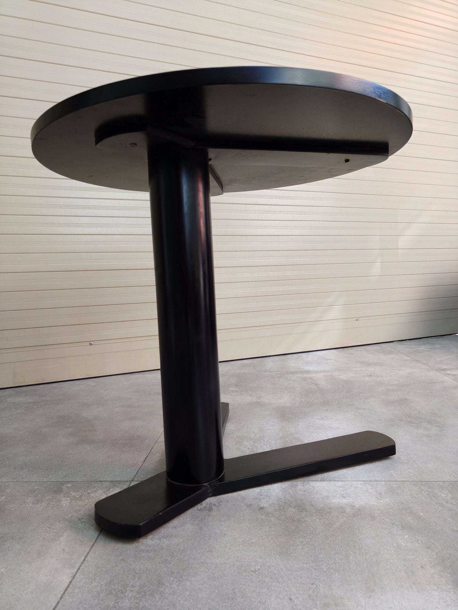 Rivius Trenoir – Black Round Wood Table with Powder-Coated Steel Legs