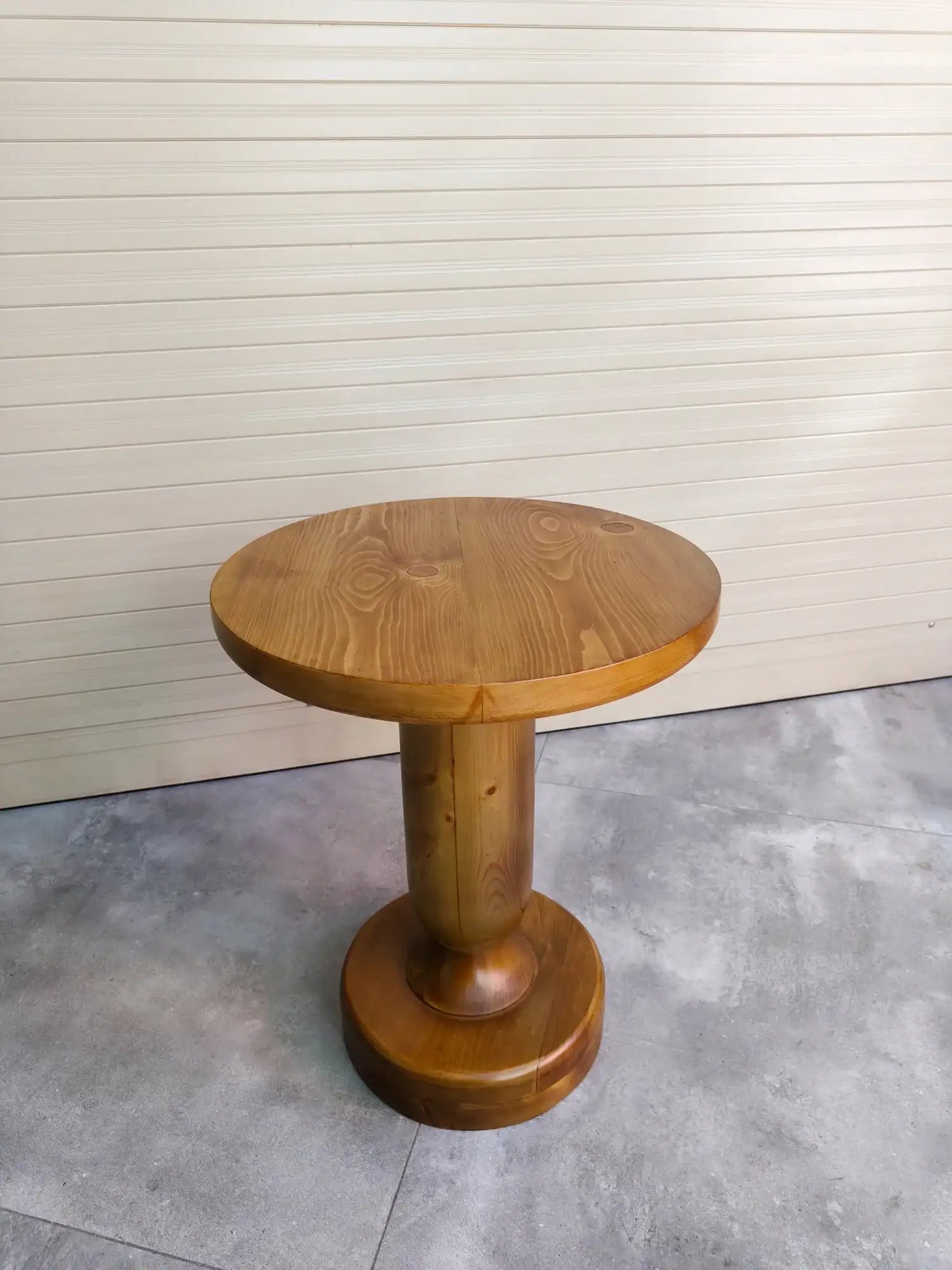 Rivius Lindvara – Matte Natural Wood Round Table