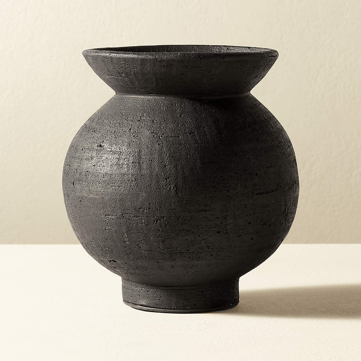 VICTORIA BLACK TERRACOTTA VASE