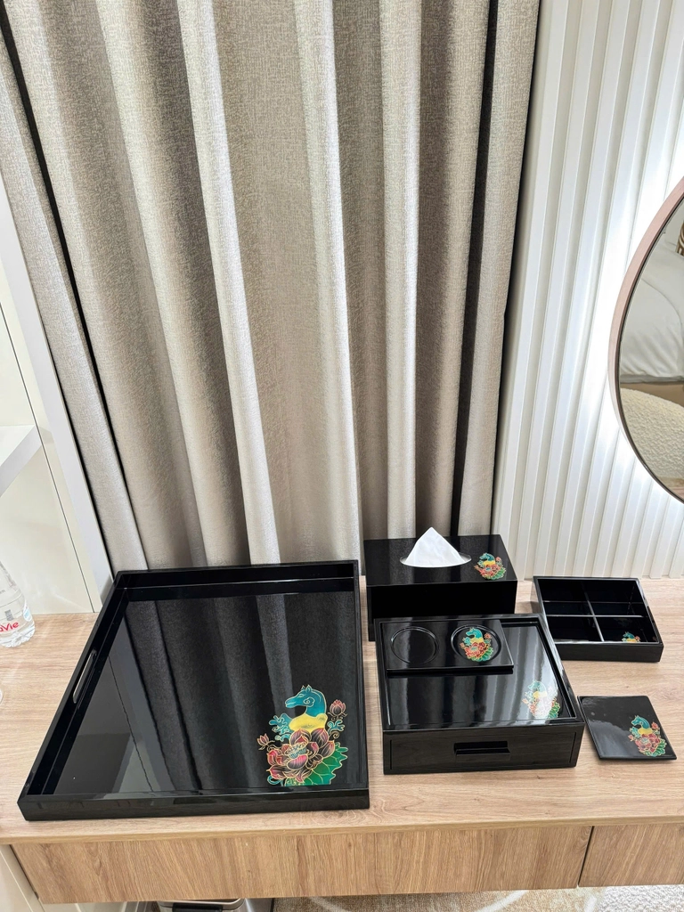 Vẻ đẹp sơn mài cao cấp của set Rivius Amenities