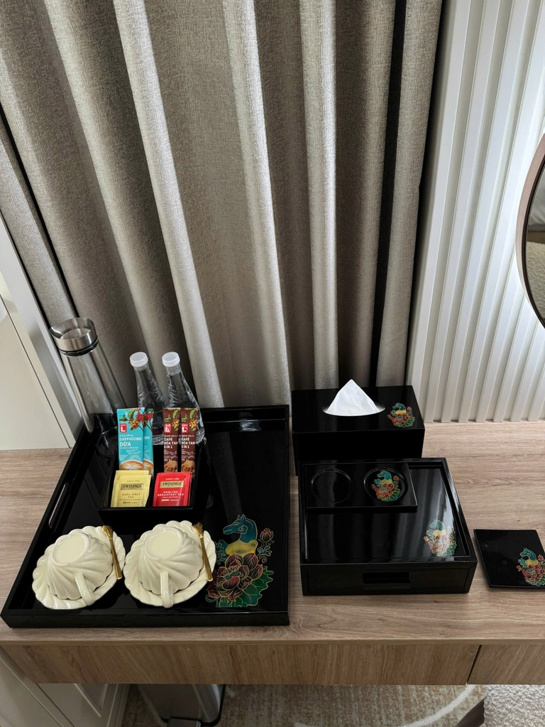 Hộp khăn giấy và khay đựng cốc trong set Rivius Amenities